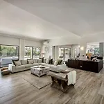 Вилла Dazzling Magorian 4 Bedrooms Spacious Furnished