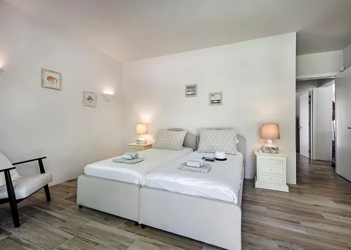 Dazzling Magorian 4 Bedrooms Spacious Furnished Villa *