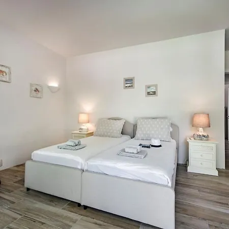 Dazzling Magorian 4 Bedrooms Spacious Furnished Villa *