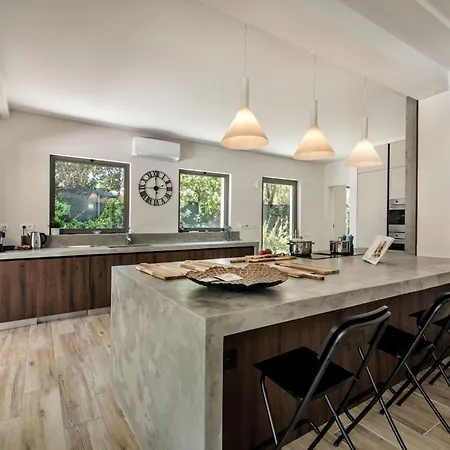 Dazzling Magorian 4 Bedrooms Spacious Furnished 빌라 *